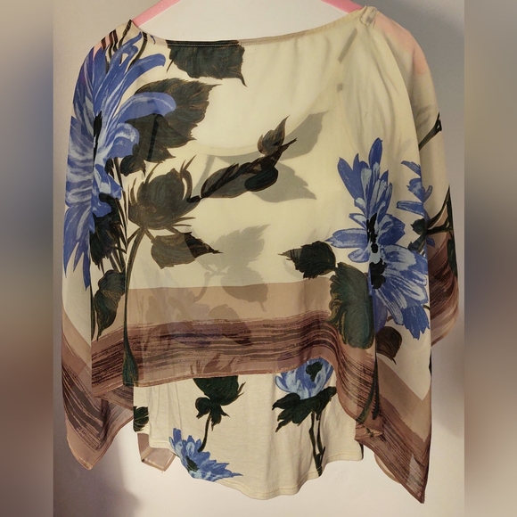 Flowy Overlay Flower Blouse - Picture 4 of 7